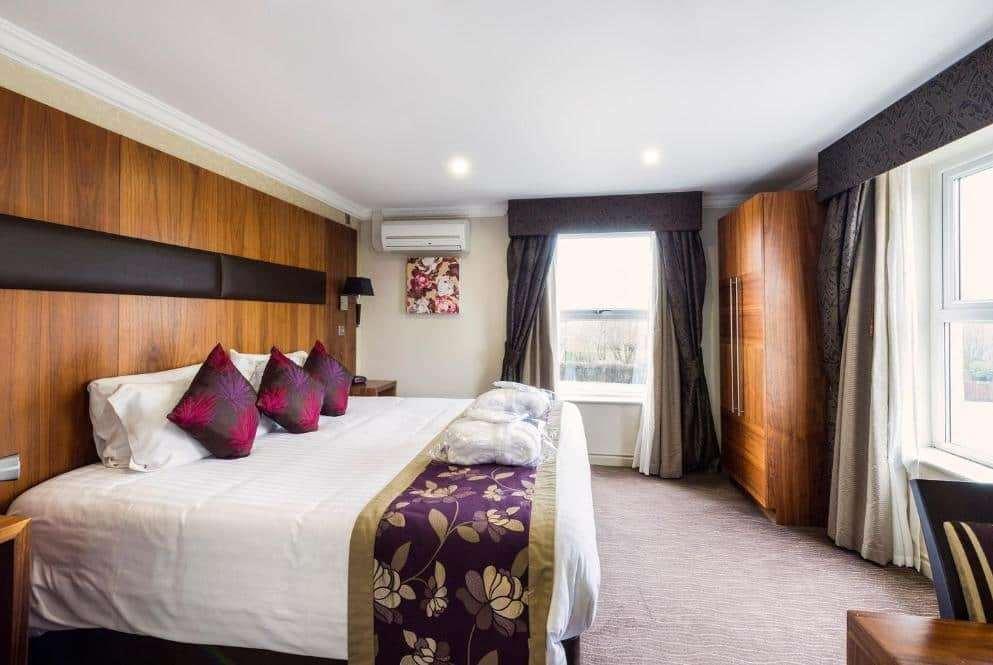 Ramada By Wyndham Cheltenham Hotel Room photo