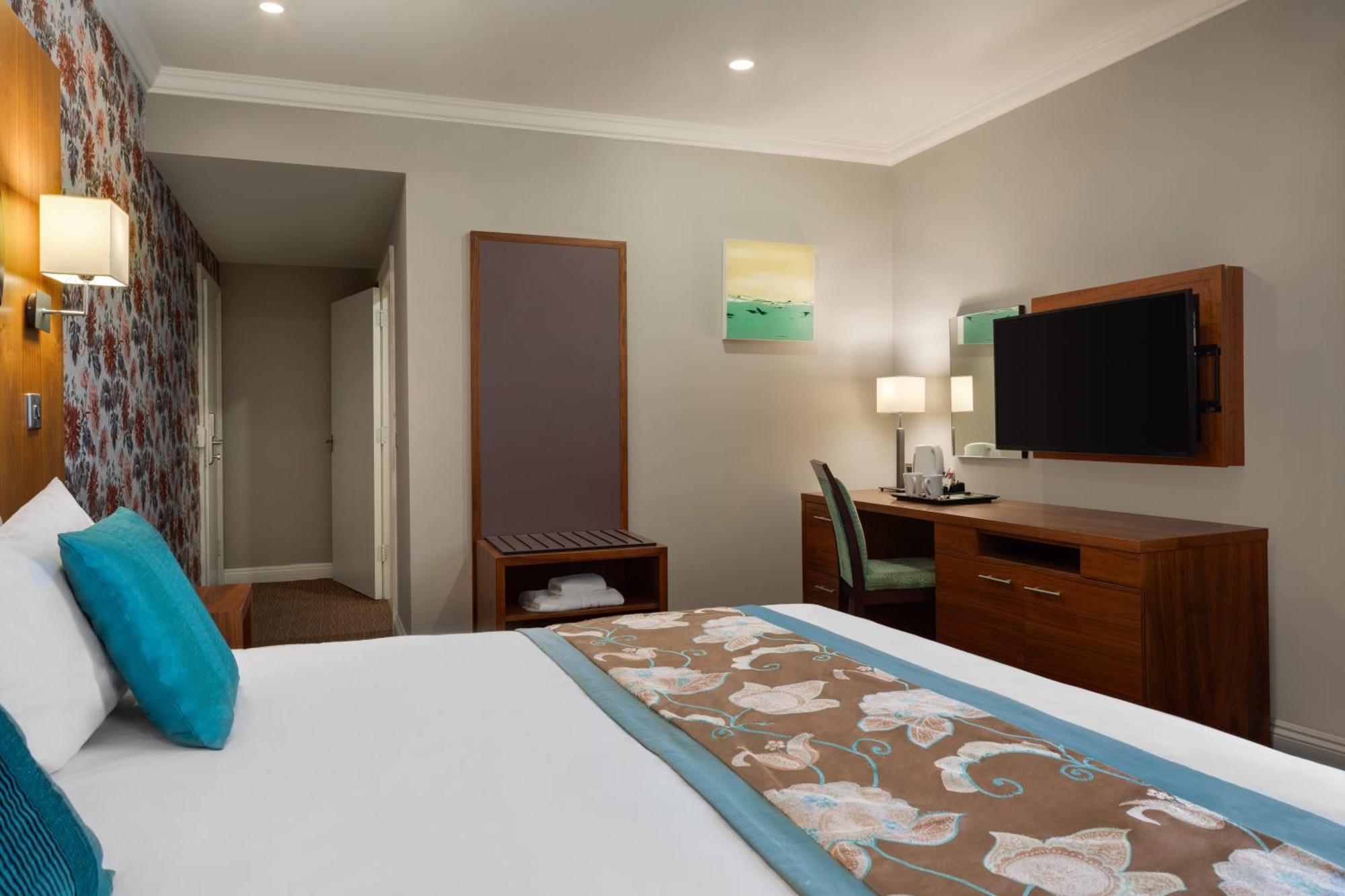 Ramada By Wyndham Cheltenham Golden Valley Exterior photo